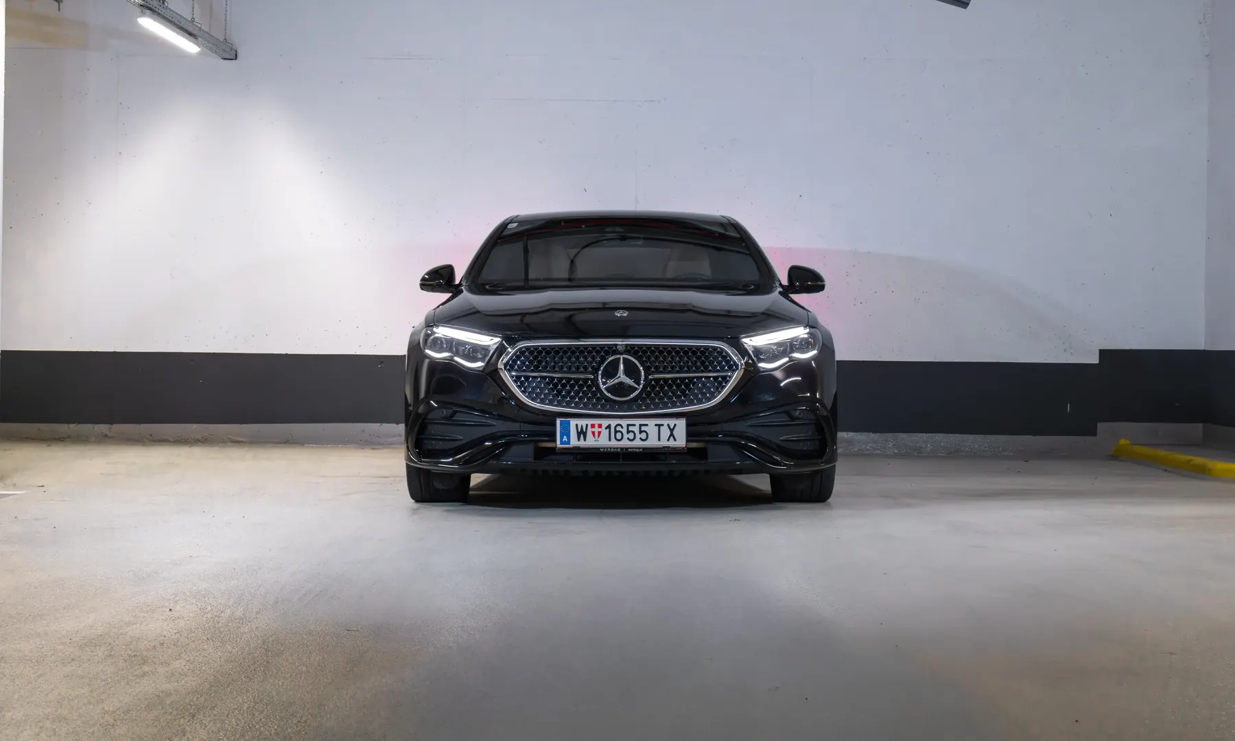 Mercedes E-Klasse von vorne in einer Garage