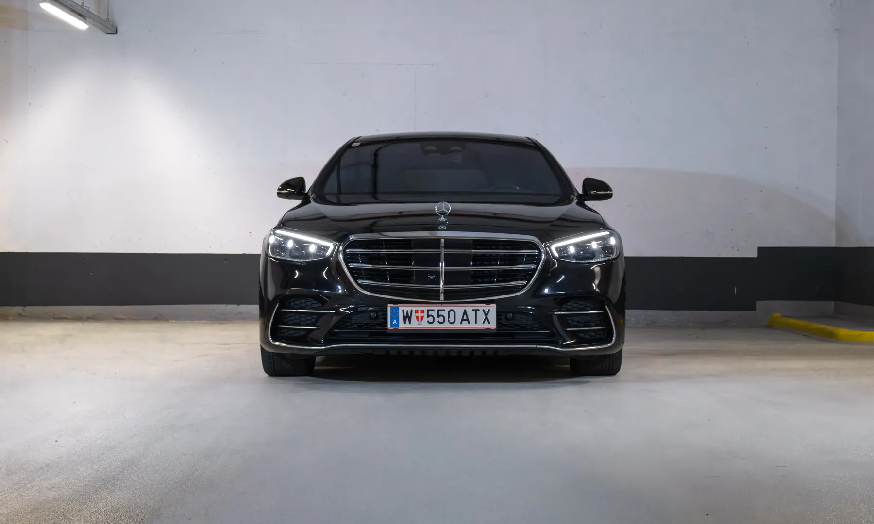 Mercedes S-Klasse von vorne in einer Garage