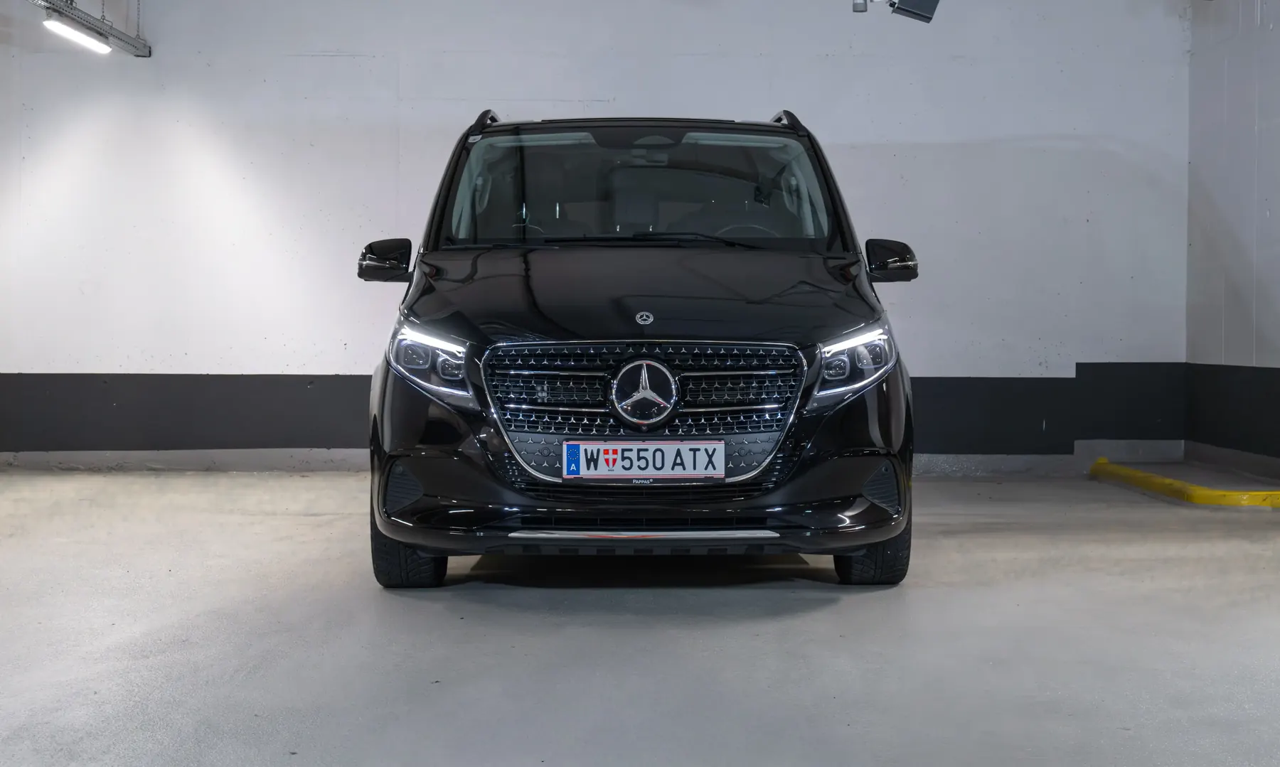 Mercedes V-Klasse von vorne in einer Garage